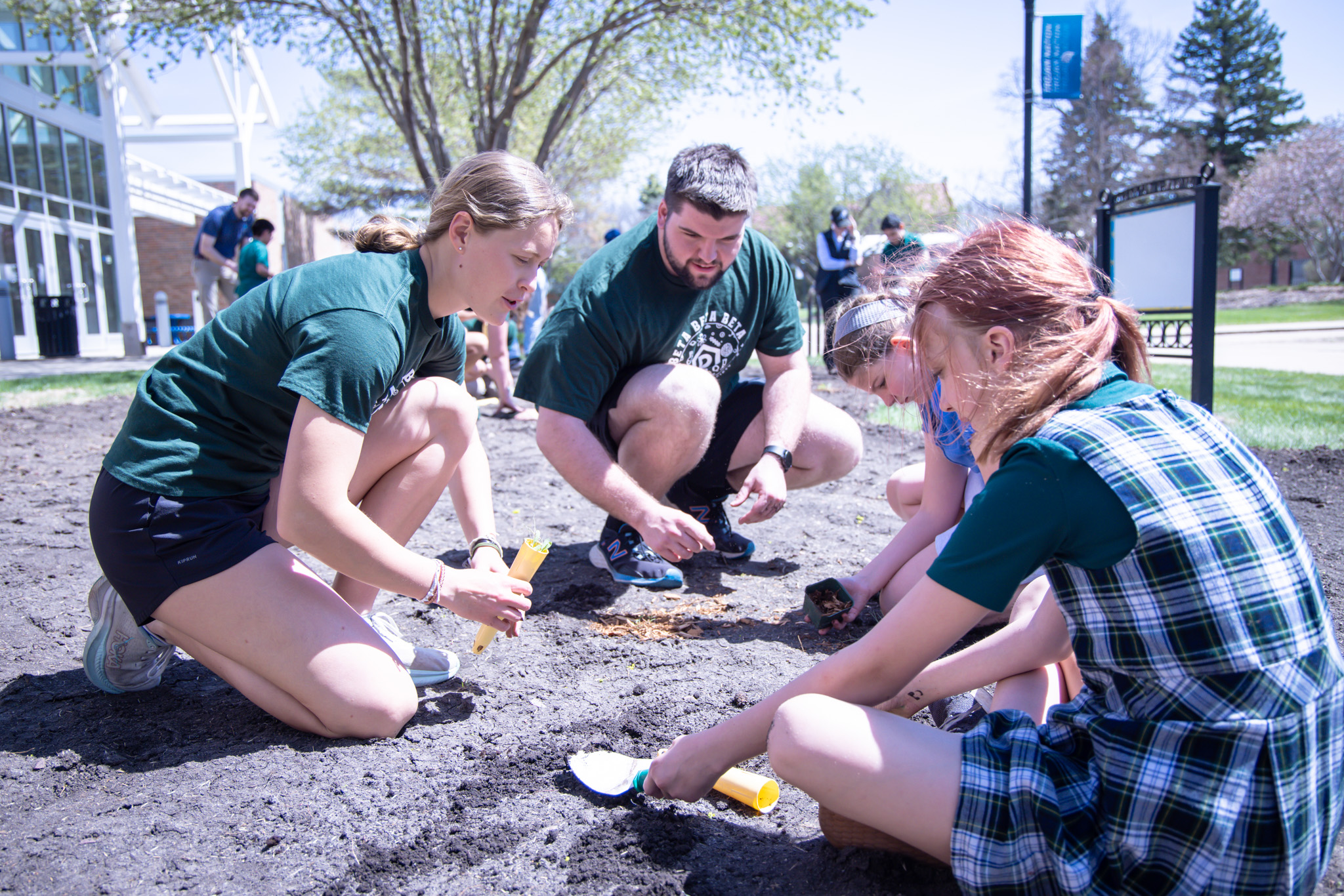 DSU students and school children take part in Earth Day events.