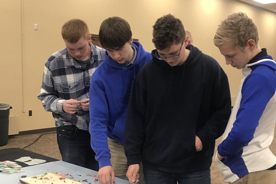 Young entrepreneurs learning about a student business at an Entrepreneurs’ Day Expoplays