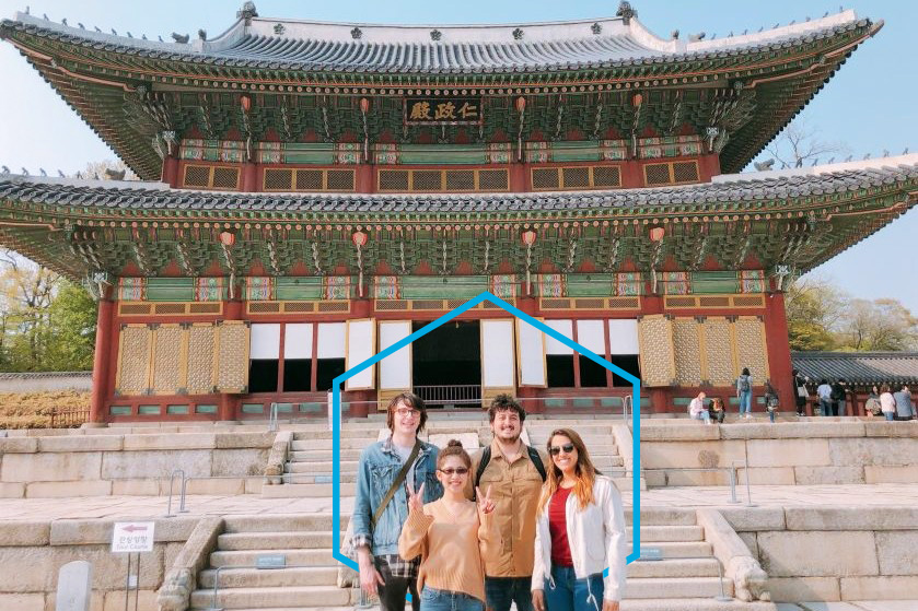 Four DSU students in front of the gyeongbokgung palace in seoul