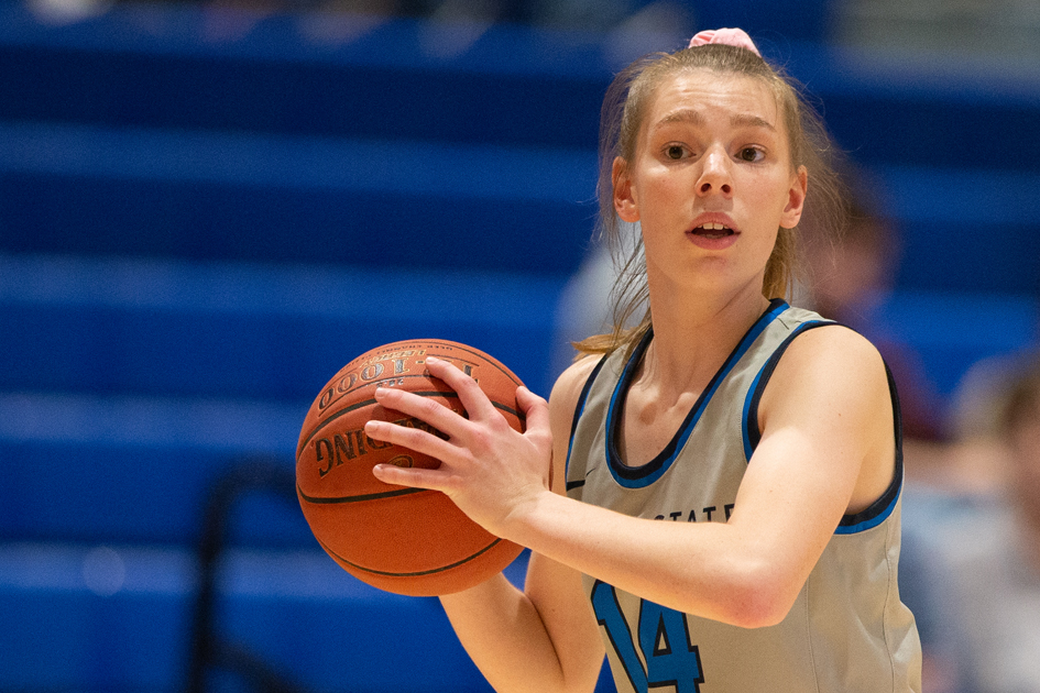 DSU Trojan women's basketball team on offence during a game.