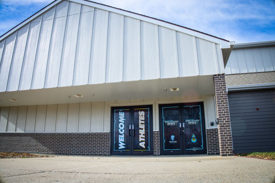 outside entrance of dakota prairie playhouse