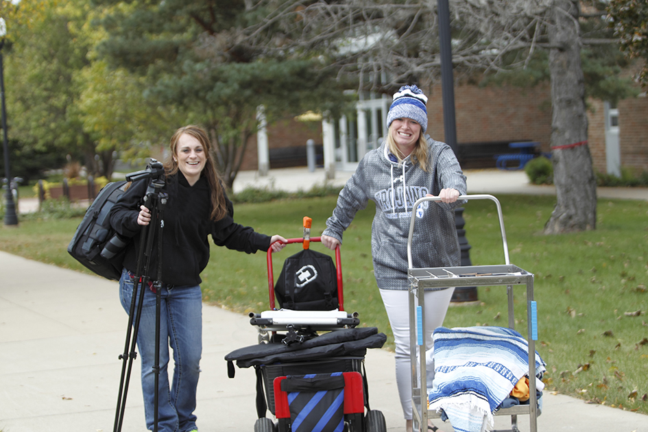 students moving into dorms